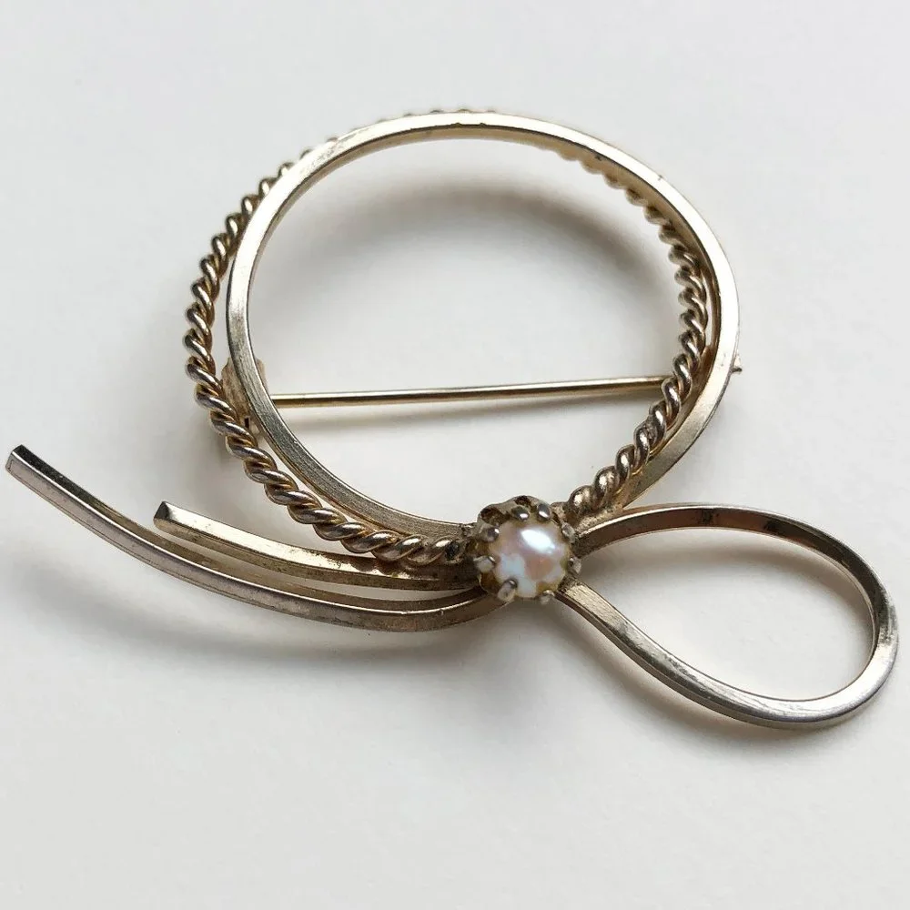 Elegant round brooch for women, pearl bow lapel brooch